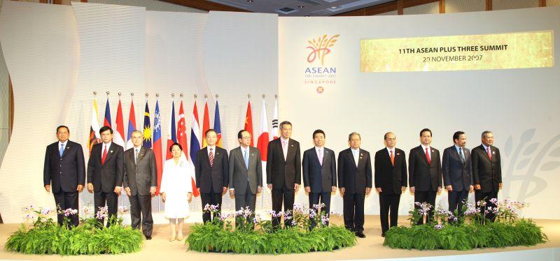 [싱가포르 국빈 방문 중 ASEAN+3 정상회의에서 각국 정상들과 기념촬영하는 노무현 대통령]