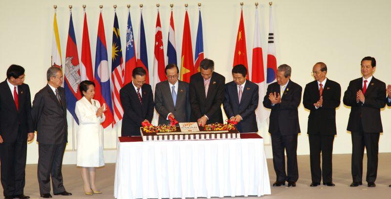 [ASEAN+3 정상회의 10주년 기념행사에서 케이크 커팅하는 각국 정상들과 노무현 대통령]
