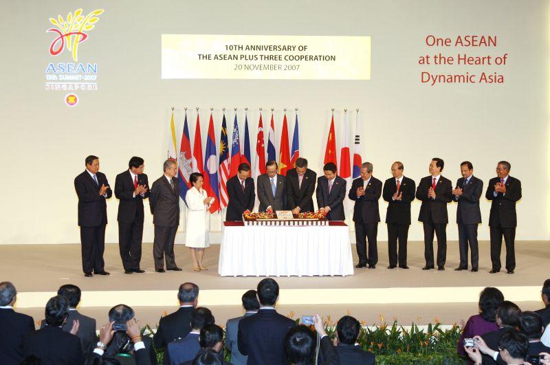 [ASEAN+3 정상회의 10주년 기념행사에서 케이크 커팅하는 각국 정상들과 노무현 대통령]