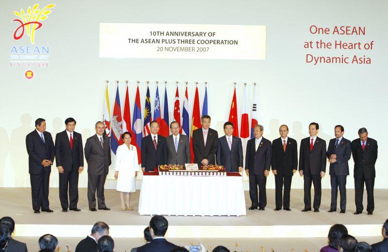 [ASEAN+3 정상회의 10주년 기념행사에서 각국 정상들과 기념촬영하는 노무현 대통령]