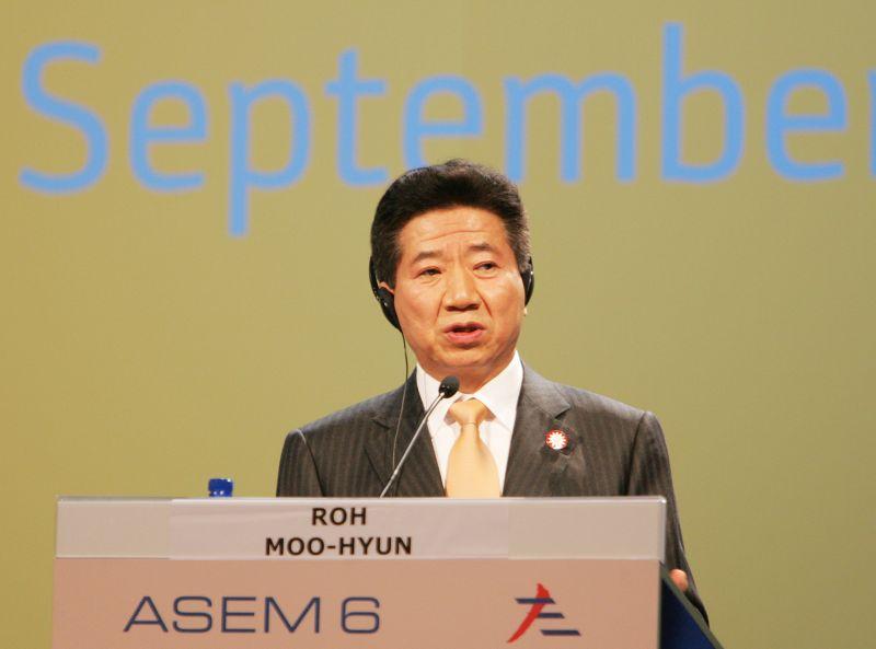 [제6차 ASEM 공동기자회견에서 회의결과에 대한 견해를 밝히는 노무현 대통령]