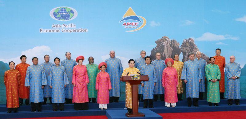 [베트남 하노이에서 열린 APEC 정상회의 선언문 발표식에 참석한 노무현 대통령]