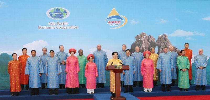 [베트남 하노이에서 열린 APEC 정상회의 선언문 발표식에 참석한 노무현 대통령]