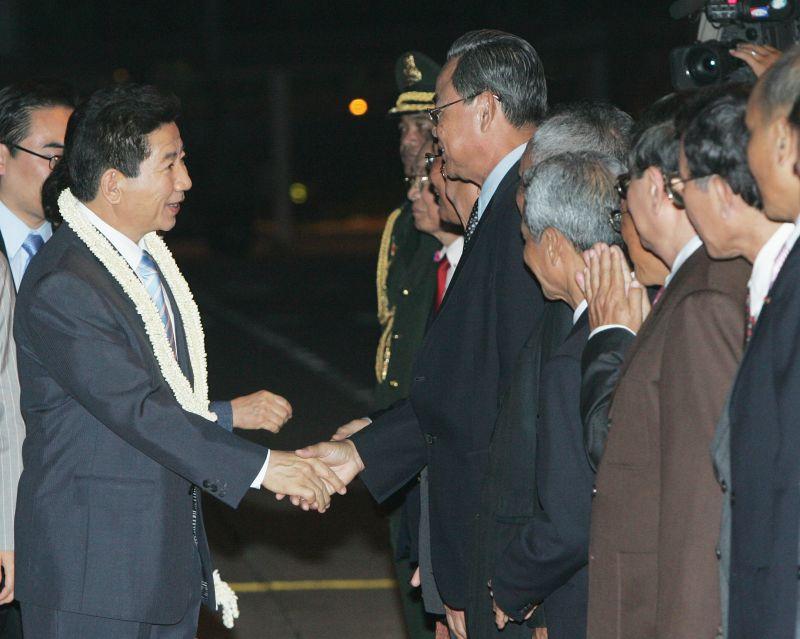 [캄보디아 프놈펜공항에 도착해 도열한 캄보디아 인사들과 악수하는 노무현 대통령]