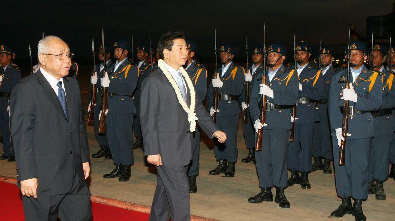 [캄보디아 공식환영식에서 의장대를 사열하는 노무현 대통령]