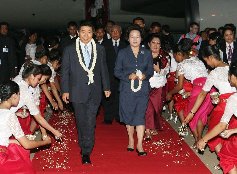 [캄보디아 공식환영식에서 꽃잎을 밟으며 카펫을 지나는 노무현 대통령 내외]