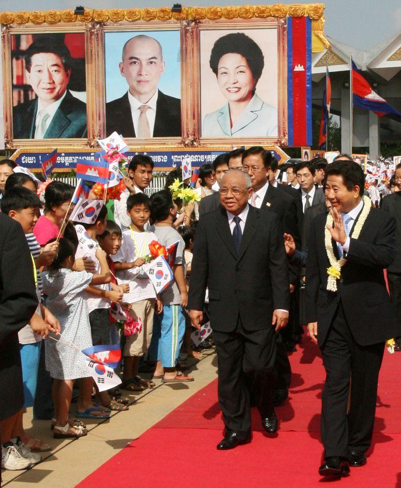 [캄보디아 공식환송식이 열리는 프놈펜공항에 들어서는 노무현 대통령]