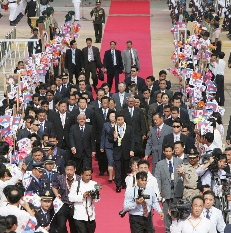 [캄보디아 공식환송식이 열리는 프놈펜공항에 들어서는 노무현 대통령]