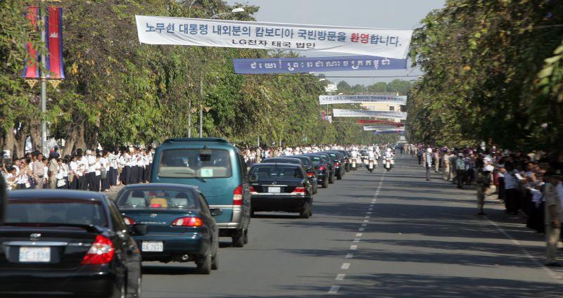 [캄보디아 공식환송식을 위해 프놈펜공항으로 향하는 대통령 수행 차량]