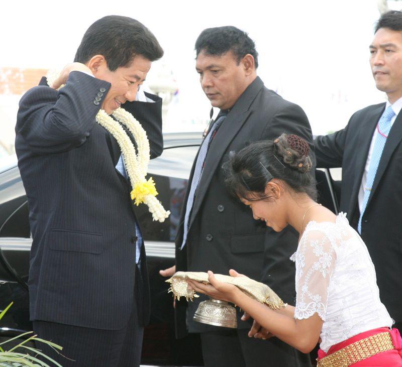 [캄보디아 공식환송식에서 꽃목걸이를 목에 거는 노무현 대통령]