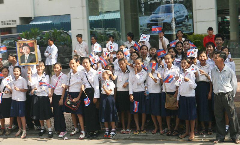 [캄보디아 공식환송식에서 양국 국기를 흔들며 환호하는 캄보디아 학생들]