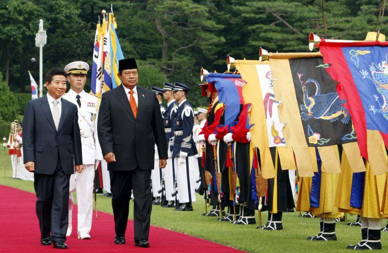 [청와대에서 열린 공식환영식에서 의장대를 사열하는 유도요노 인도네시아 대통령과 노무현 대통령]