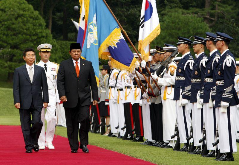 [청와대에서 열린 공식환영식에서 의장대를 사열하는 유도요노 인도네시아 대통령과 노무현 대통령]