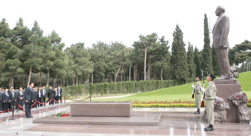 [아제르바이잔 국부인 알리예프 묘소를 참배하는 노무현 대통령]