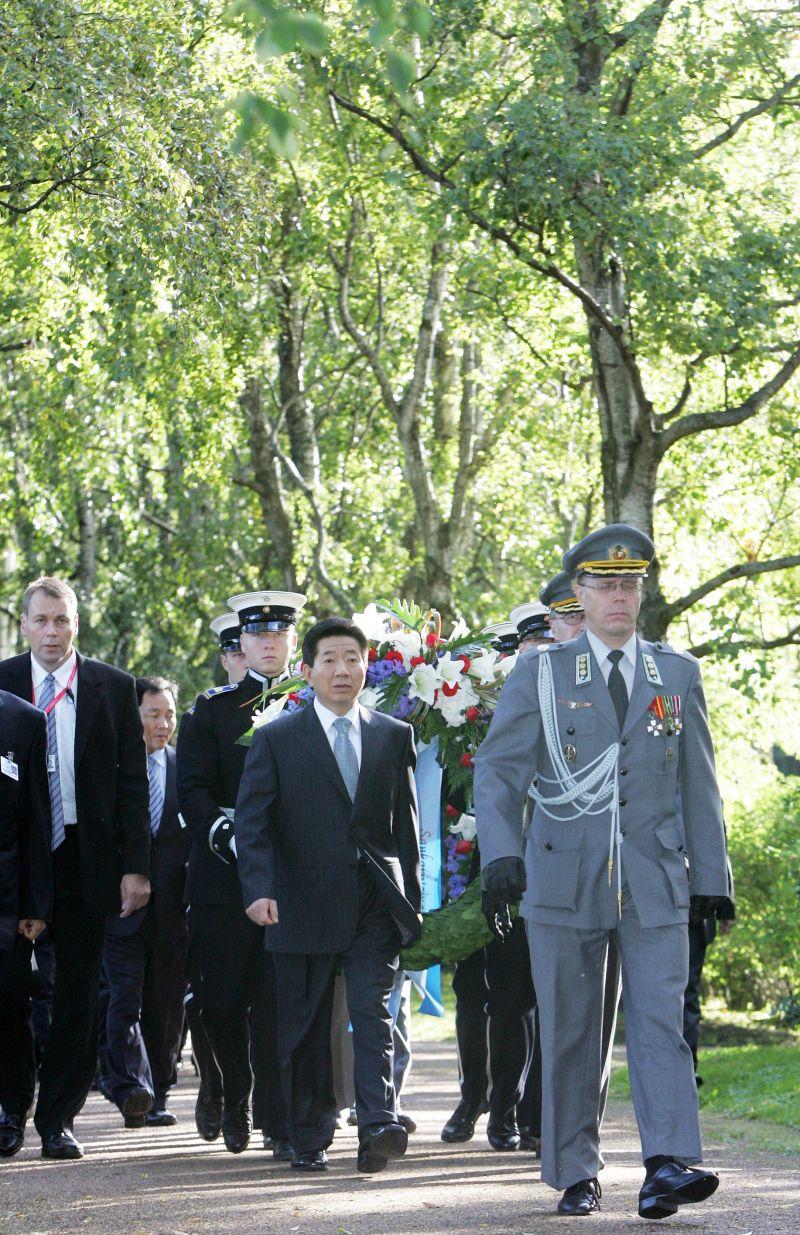 [핀란드 히에타니에미 국립묘지를 방문한 노무현 대통령]