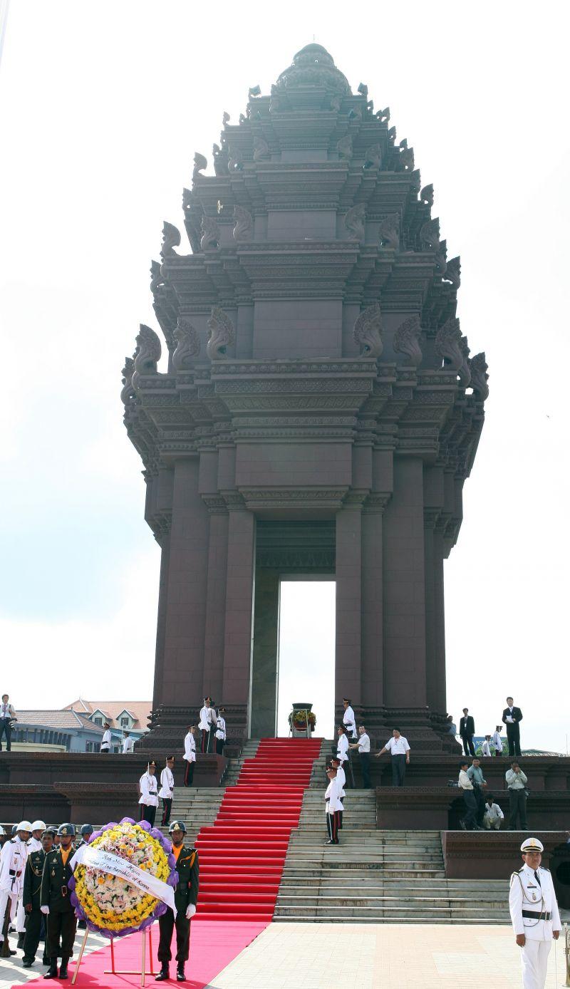 [캄보디아 프놈펜 독립기념탑 전경]