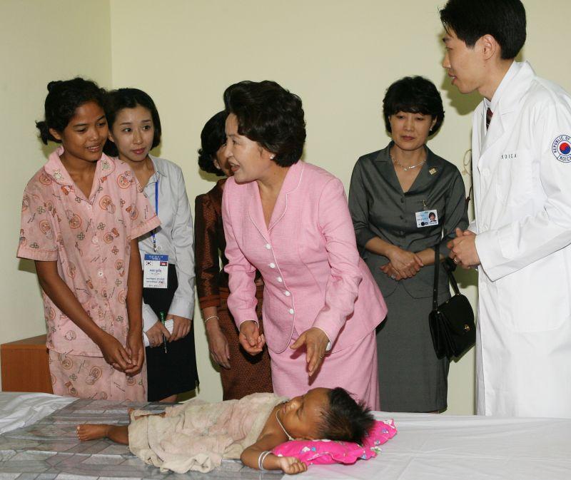 [캄보디아 국립소아병원을 방문해 아기 환자의 상태를 묻는 권양숙 여사]
