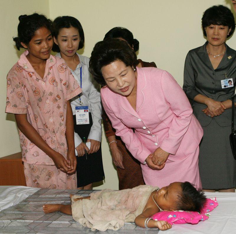 [캄보디아 국립소아병원을 방문해 아기 환자의 상태를 묻는 권양숙 여사]