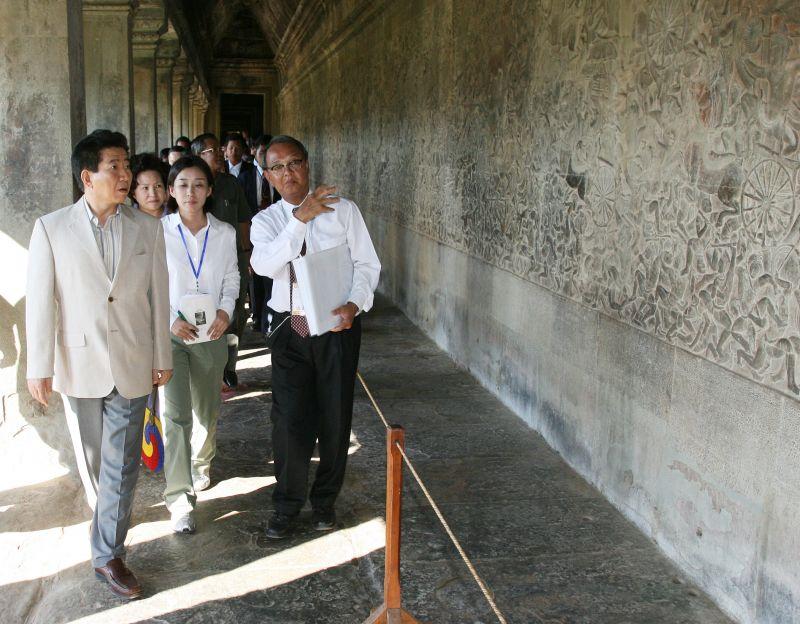 [캄보디아 앙코르와트를 방문해 사원의 벽을 바라보는 노무현 대통령]