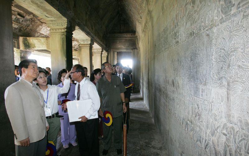 [캄보디아 앙코르와트를 방문해 사원의 벽을 바라보는 노무현 대통령]