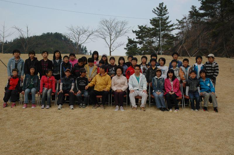 [차나무 식목을 위해 봉하마을을 방문한 진영 대창초등학교 학생들과 기념촬영하는 노무현 전 대통령]