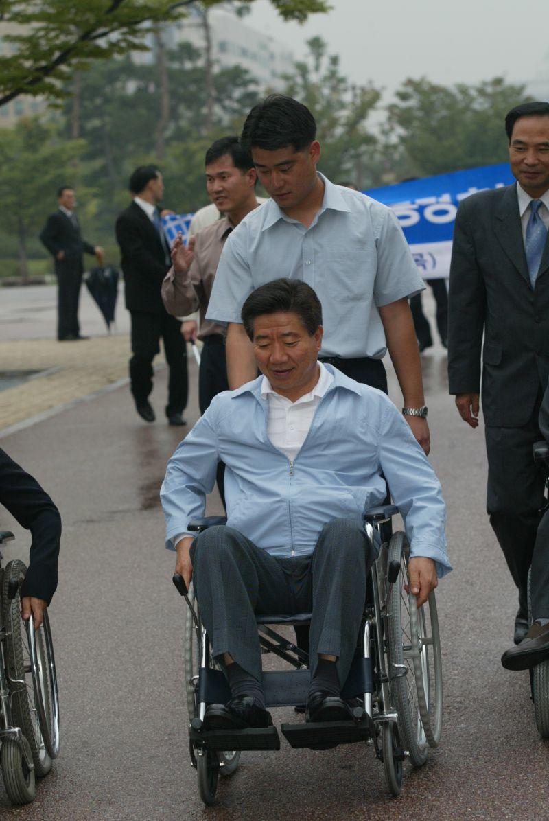 [1일 장애체험에서 휠체어로 이동하는 노무현 민주당 대통령후보]