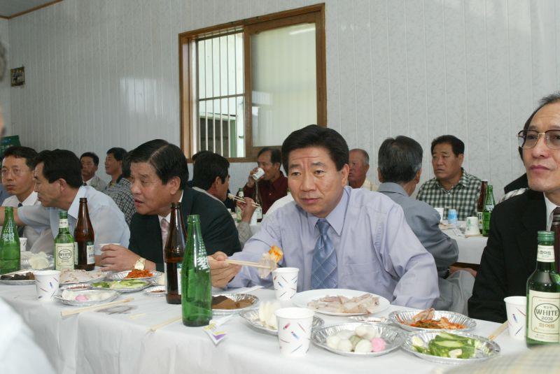 [추석을 맞아 고향 김해 진영 봉하마을의 주민들과 식사하는 노무현 대통령 후보]