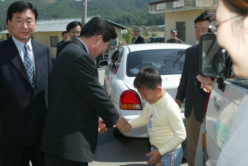 [추석을 맞아 방문한 고향 김해 진영 봉하마을에서 어린이들과 인사하는 노무현 대통령 후보]