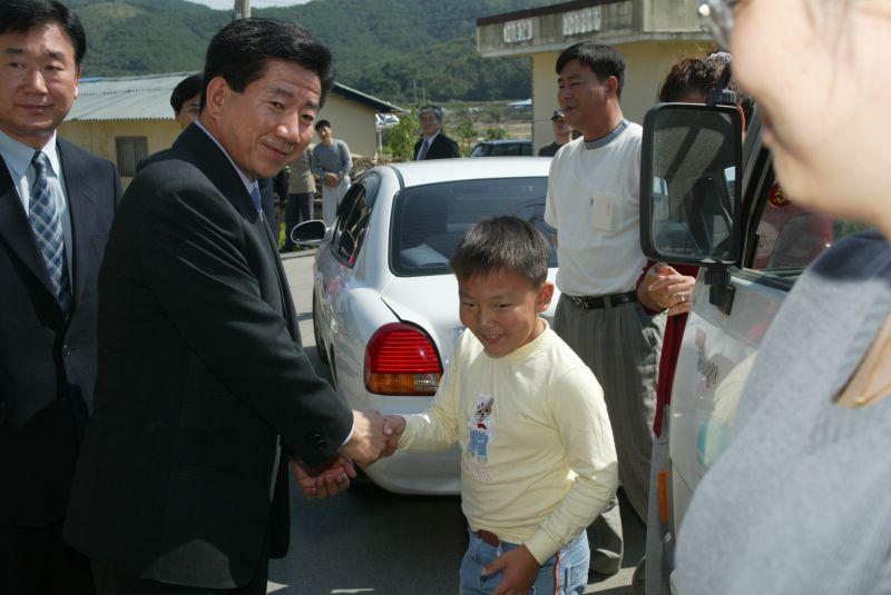 [추석을 맞아 방문한 고향 김해 진영 봉하마을에서 어린이들과 인사하는 노무현 대통령 후보]