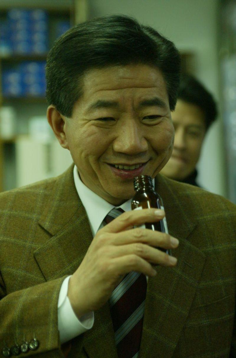 [대전지역 거리유세 중 약국에서 음료를 받는 노무현 민주당 대통령후보]
