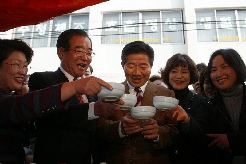 [광주지역 재래시장 유세중 막걸리잔을 들고 건배하는 노무현 후보와 김상현 의원등 지지자들]