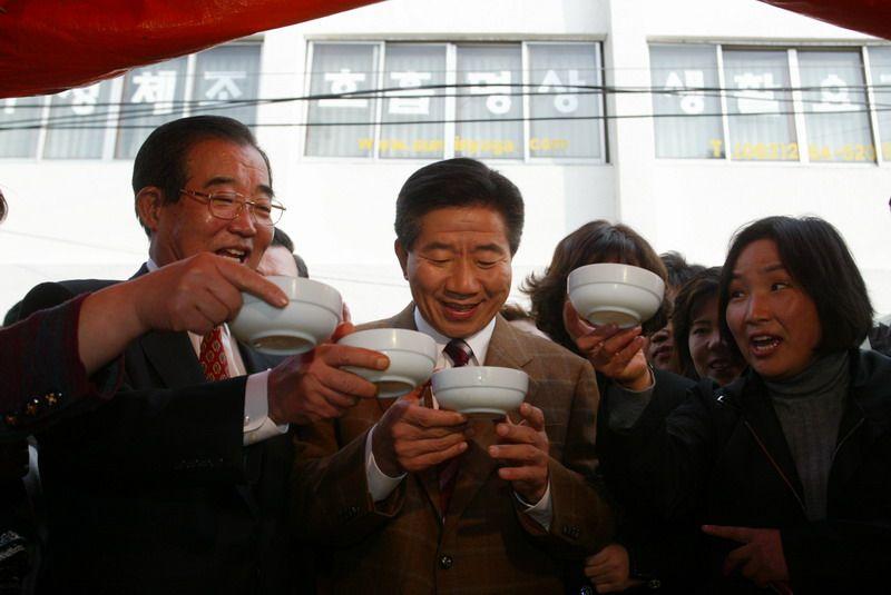 [광주지역 재래시장 유세중 막걸리잔을 들고 건배하는 노무현 후보와 김상현 의원등 지지자들]
