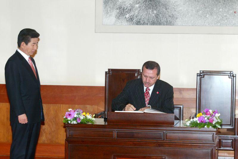 [청와대를 방문해 방명록에 서명하는 에르도안 터키 총리와 임석한 노무현 대통령]