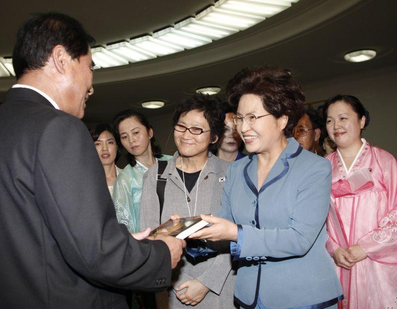 [북한 최대의 종합도서관인 인민대학습당을 방문하여 가져온 서적을 선물하는 권양숙 여사]