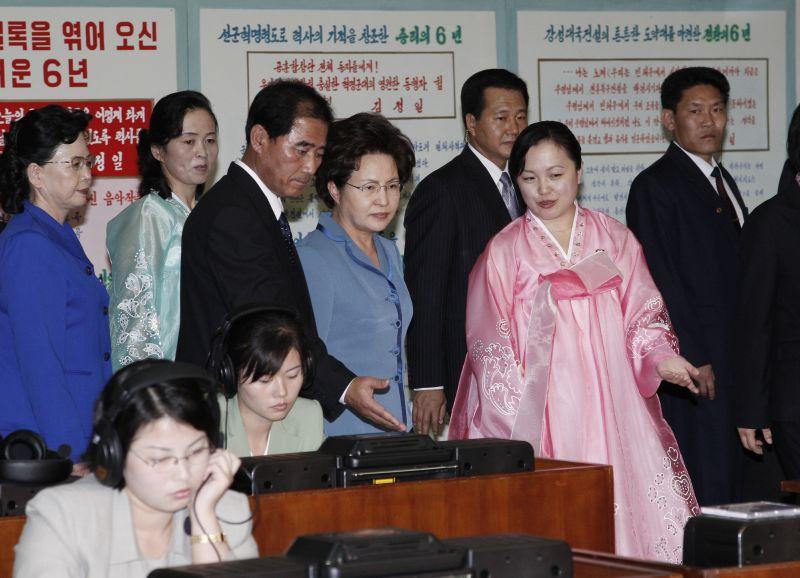 [북한 최대의 종합도서관인 인민대학습당의 음악자료실을 둘러보는 권양숙 여사]