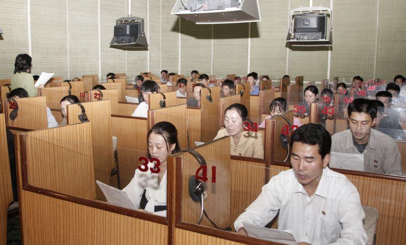 [북한 최대의 종합도서관인 인민대학습당의 어학수업 모습]
