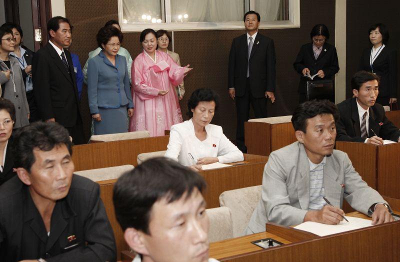 [북한 최대의 종합도서관인 인민대학습당의 학습현장을 둘러보는 권양숙 여사]