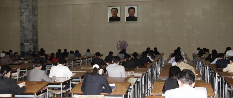 [북한 최대의 종합도서관인 인민대학습당에서 공부하는 북한 학생들]
