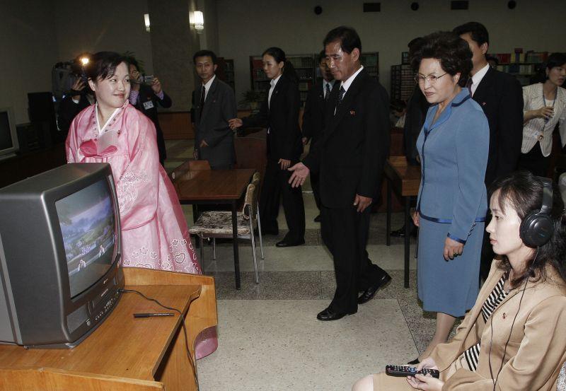 [북한 최대의 종합도서관인 인민대학습당 음악자료실을 둘러보는 권양숙 여사]