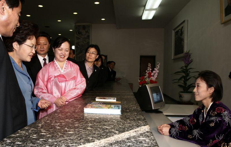 [북한 최대의 종합도서관인 인민대학습당에서 자료대출직원과 이야기하는 권양숙 여사]
