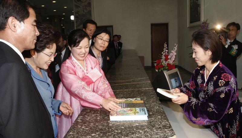 [북한 최대의 종합도서관인 인민대학습당에서 자료대출직원과 이야기하는 권양숙 여사]
