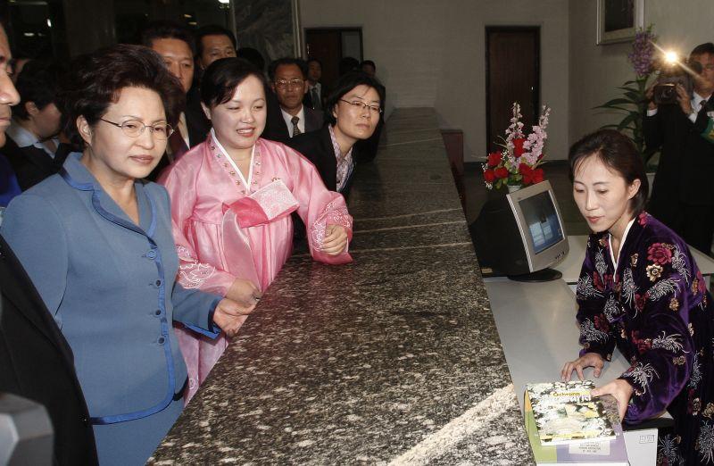 [북한 최대의 종합도서관인 인민대학습당의 대출대를 둘러보는 권양숙 여사]