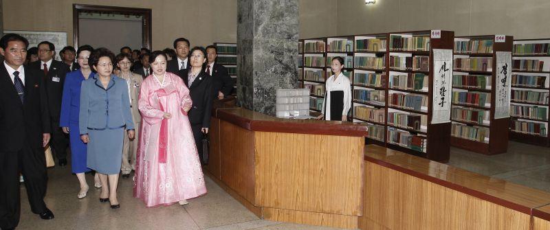 [북한 최대의 종합도서관인 인민대학습당 서가를 둘러보는 권양숙 여사]