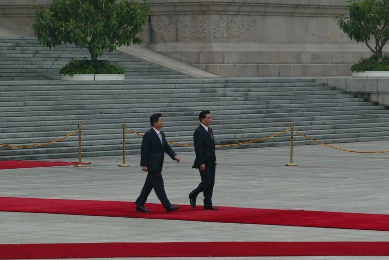 [중국 국빈 방문 중 공식환영식에서 의장대를 향해 걸어가는 후진타오 국가주석과 노무현 대통령]