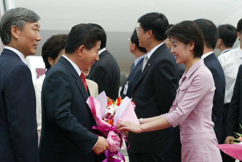 [베이징 공항에 도착해 환영객으로부터 꽃다발을 받는 노무현 대통령 내외]