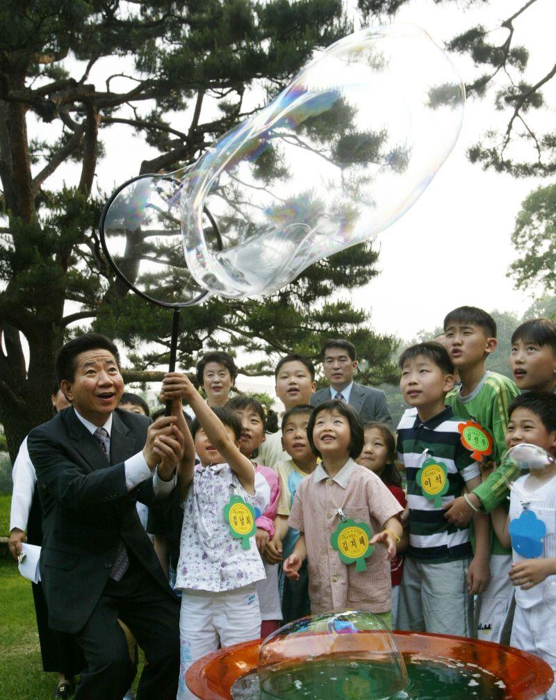 어린이들과 비눗방울 놀이하는 노무현 대통령
