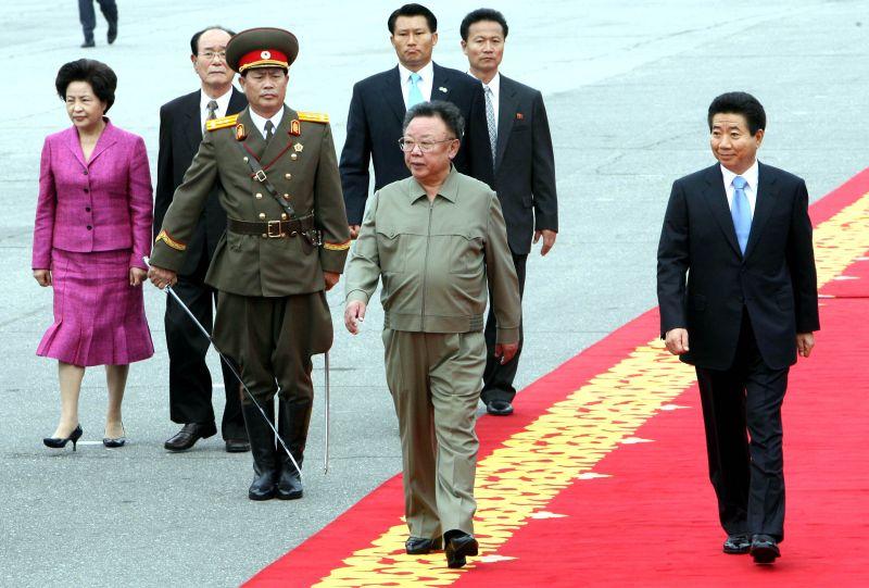 [북측 공식환영식에서 레드카펫 위를 걷는 노무현 대통령과 김정일 국방위원장]