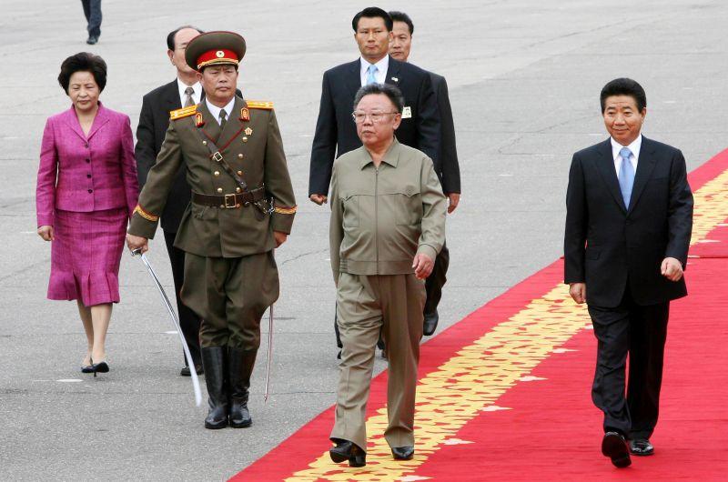 [북측 공식환영식에서 레드카펫 위를 걷는 노무현 대통령과 김정일 국방위원장]