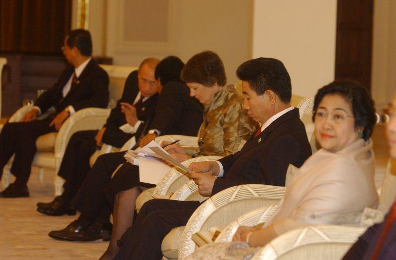 [태국에서 열린 APEC 정상회의에 참석한 노무현 대통령]