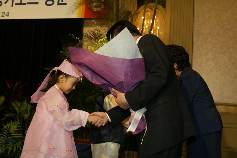 [싱가포르 동포간담회에서 어린이들로부터 꽃다발을 받는 노무현 대통령 내외]